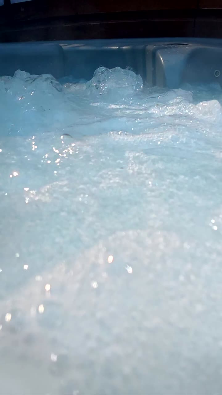 Primo piano di acqua che gorgoglia in una vasca idromassaggio