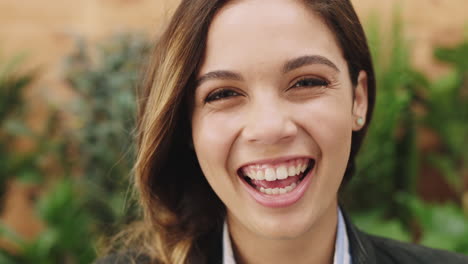 cara, mujer y riendo por actitud cómica