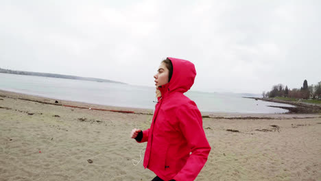 mujer corriendo en la playa