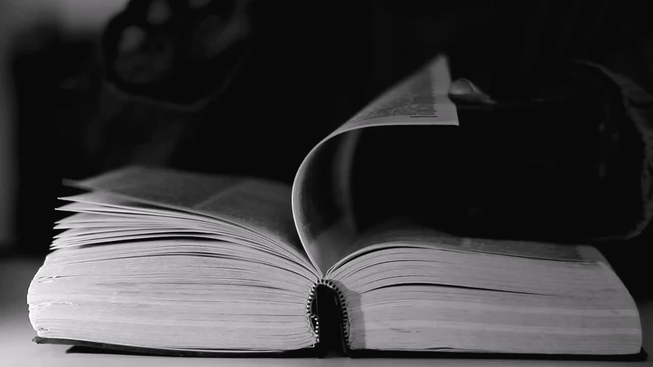 성경으로 하나님께 기도하는 것, 사람들과 함께 충실하게 배하는 것, 스 영상, 스 비디오