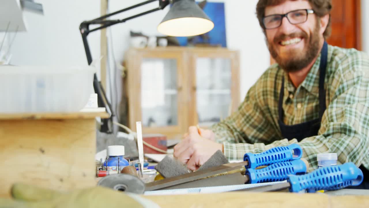 artesano dibujando un diseño de escultura 4k