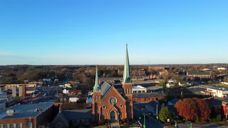 volando más allá de una iglesia y hacia la universidad estatal austin peay en clarksville, tennessee