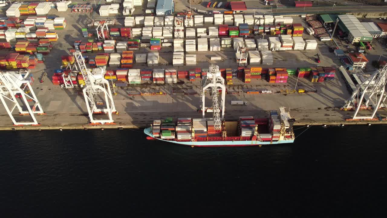 vista aérea de un barco de carga de contenedores de envío con grúa trabajando importación exportación cadena alimentaria capitalismo consumismo concepto