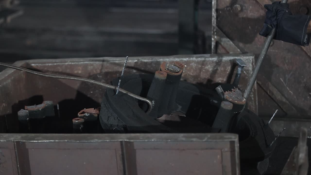 안전 첫 번째 개념, 철강 산업, 철강 노동자, 금속 공정, 철강 공장에서 뜨거운 철강을 부어, 큰 주조, 철 및 공장 워크에서 금속을 녹여