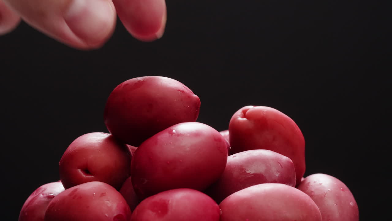 고품질의 4k 영상으로 그리스에서 배경으로 인 둥근 녹색 올리브.