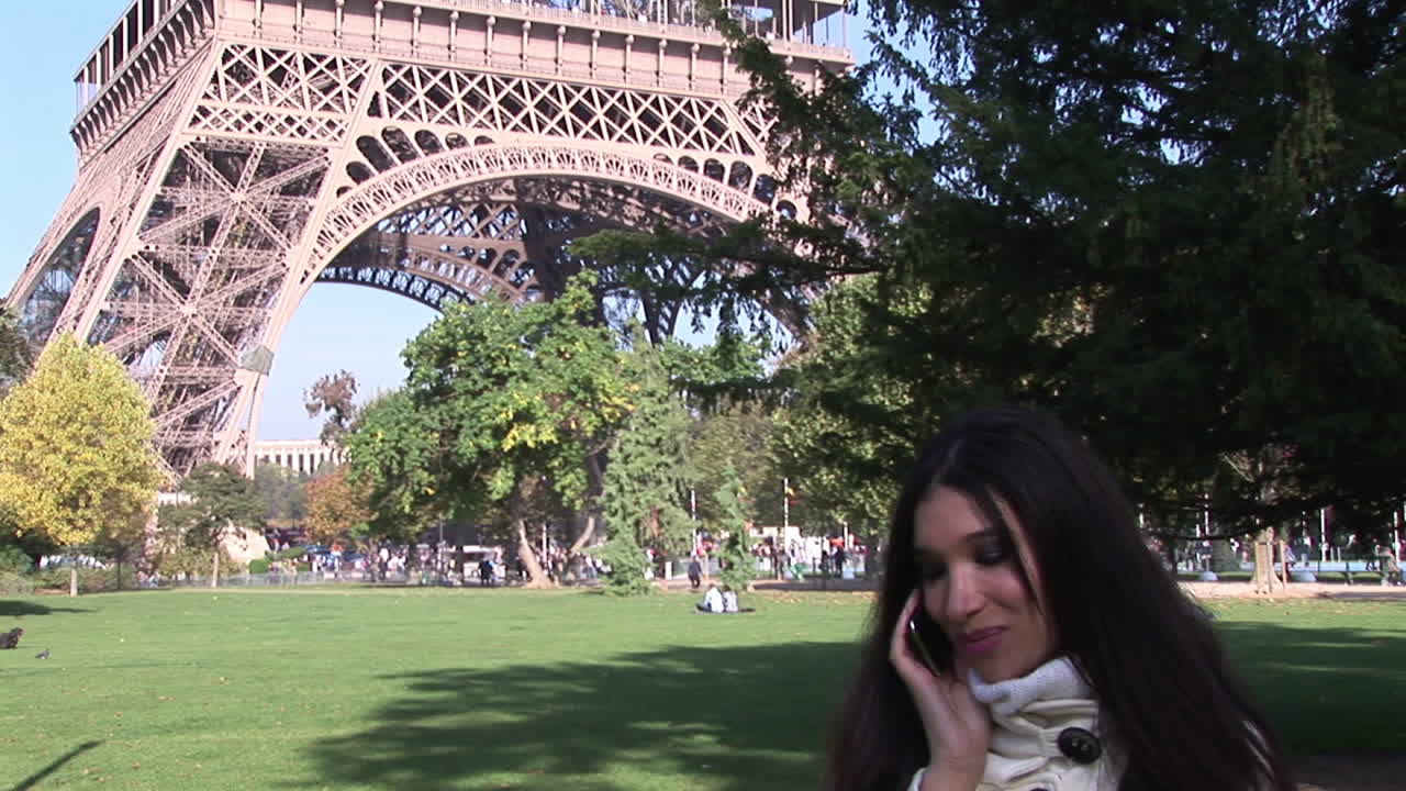 전화로 얘기하는 히스패닉 여성