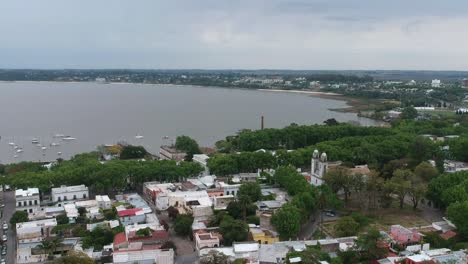 Santisimo-Sacramento-Church-At-The-Coast-In-Colonia-Del-Sacramento,-Uruguay---aerial