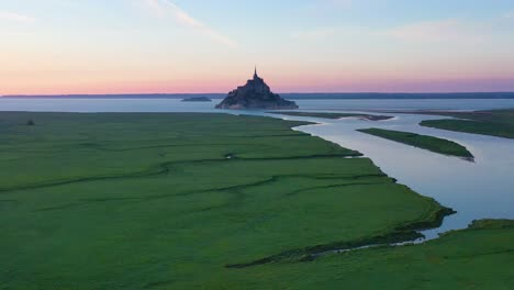 Antenne-Von-Mont-Saint-Michel-Frankreich-In-Der-Abenddämmerung-Ein-Klassisches-Französisches-Wahrzeichen