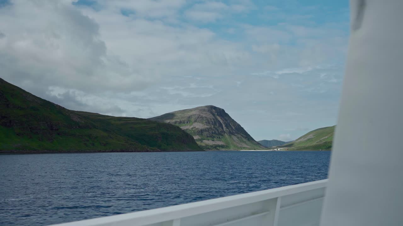 범선에서 여름에 아름다운 바다와 산