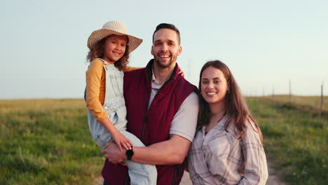 familia, madre y padre con la niña
