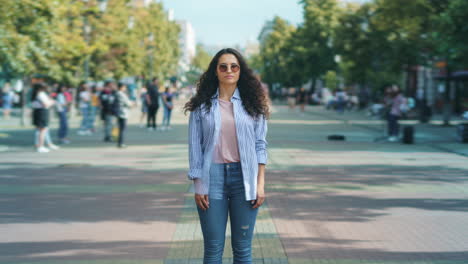 mujer en una calle de la ciudad