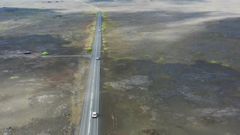 Autos-Fahren-Auf-Einer-Straße-In-Island