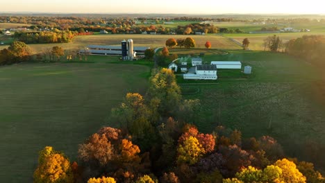 Molkerei--Und-Scheunengebäude-Im-Herbst