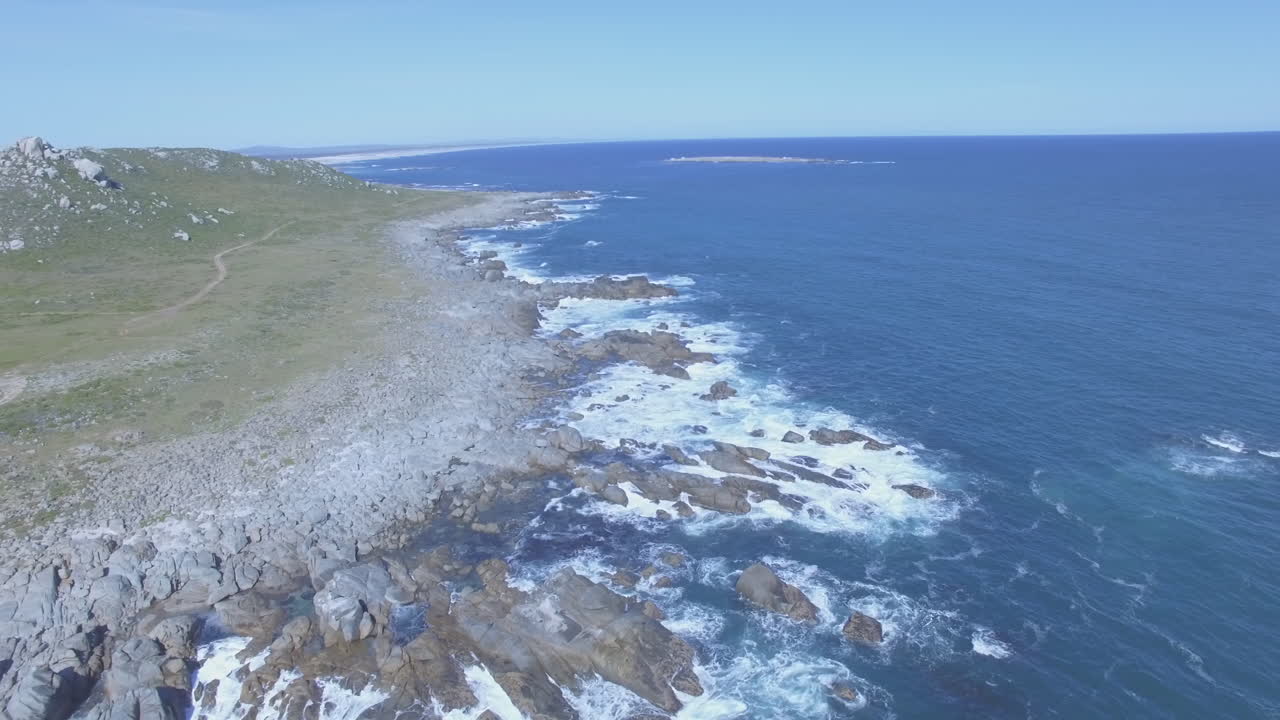 자연은 많은 아름다움으로 가득 차 있습니다.