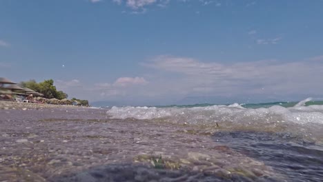 Vista-Desde-Abajo-De-Las-Olas-Golpeando-La-Orilla-Del-Mar-En-La-Playa-De-Chrani,-Messinia,-Peloponeso,-Grecia-60fps