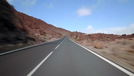 Autofahren-Mit-Angebauter-Action-Cam-Im-Teide-Nationalpark-Auf-Teneriffa