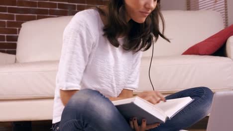 mujer joven y bonita estudiando en el suelo
