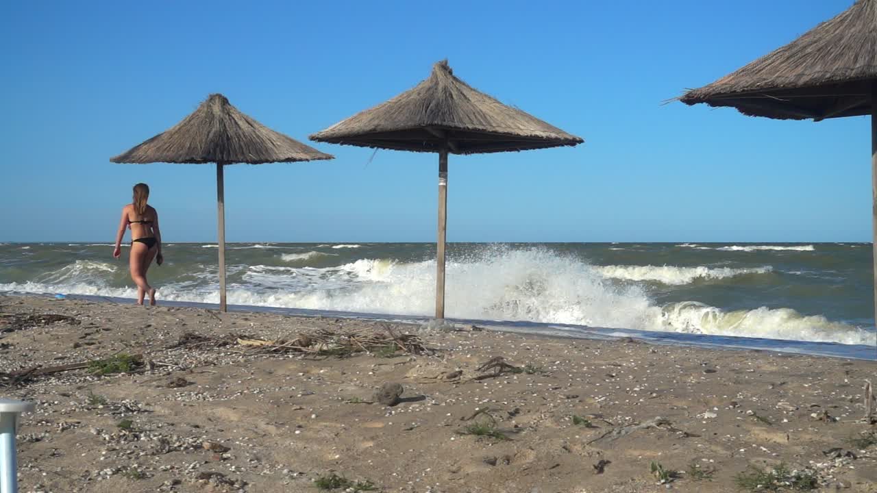 La ragazza cammina sulla spiaggia. Rallentatore