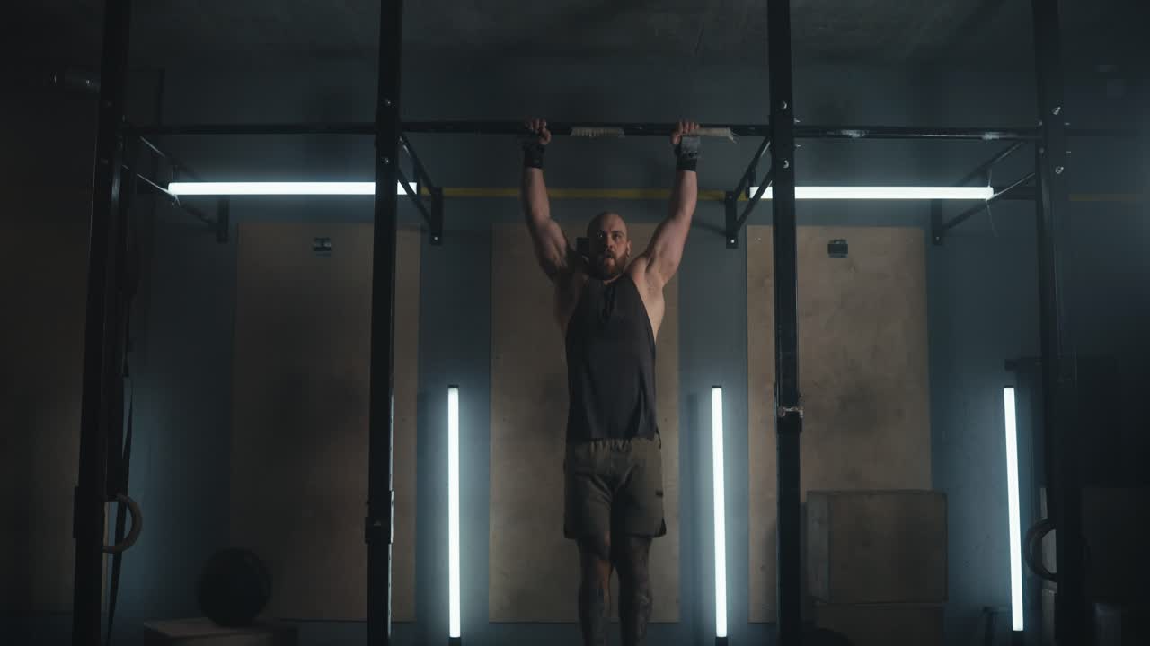 hombre realizando pull-ups en el gimnasio