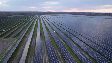 Vista-Aérea-De-Una-Granja-De-Paneles-Solares-A-Gran-Escala