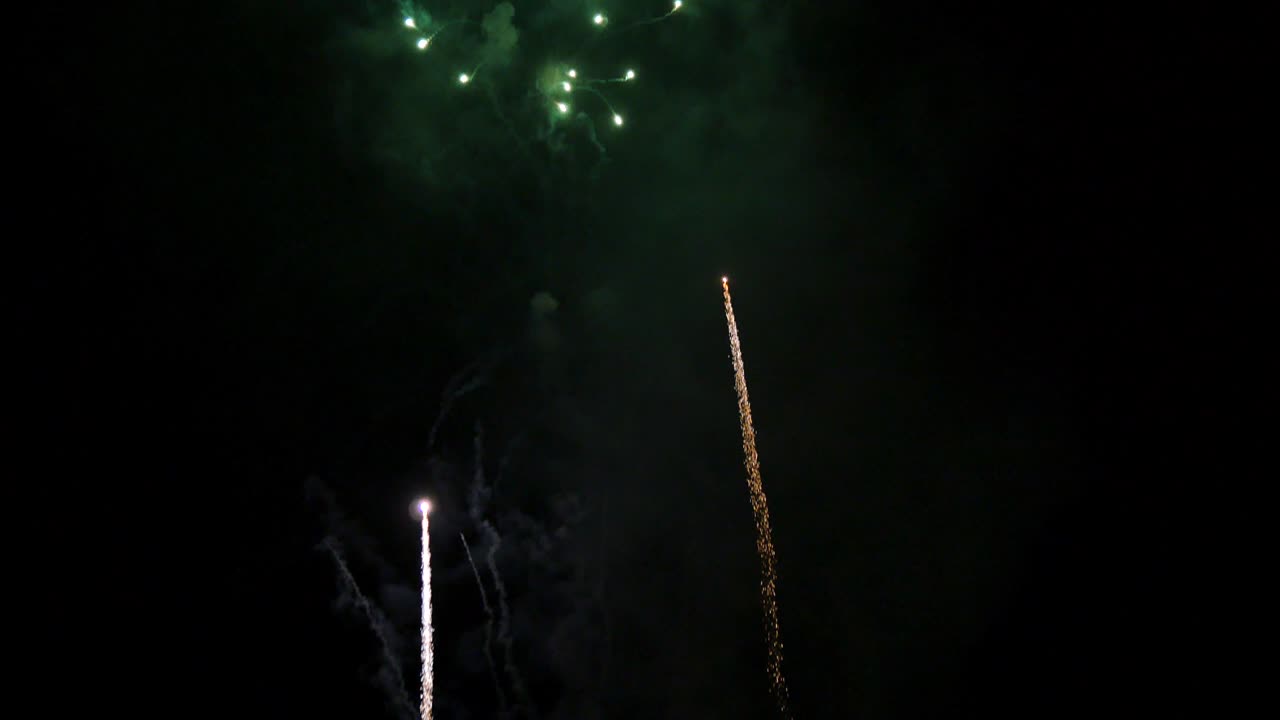 celebración fuegos artificiales cohetes por la noche