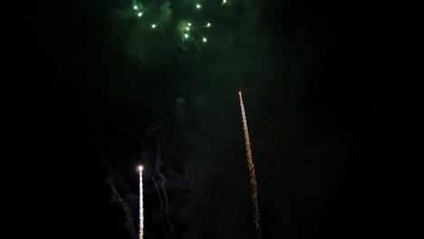 celebración fuegos artificiales cohetes por la noche