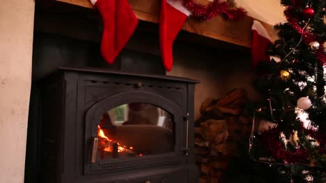 Strümpfe-Hängen-Zu-Weihnachten-über-Dem-Kamin