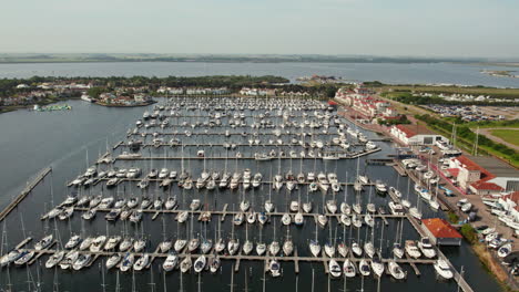 Liegeplätze-über-Dem-Yachthafen-Port-Zelande-In-Ouddorp,-Niederlande