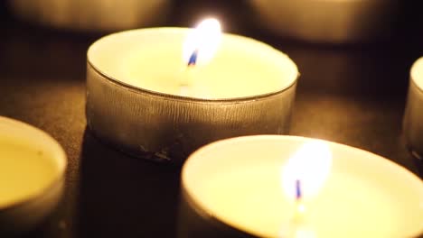 velas en la oscuridad