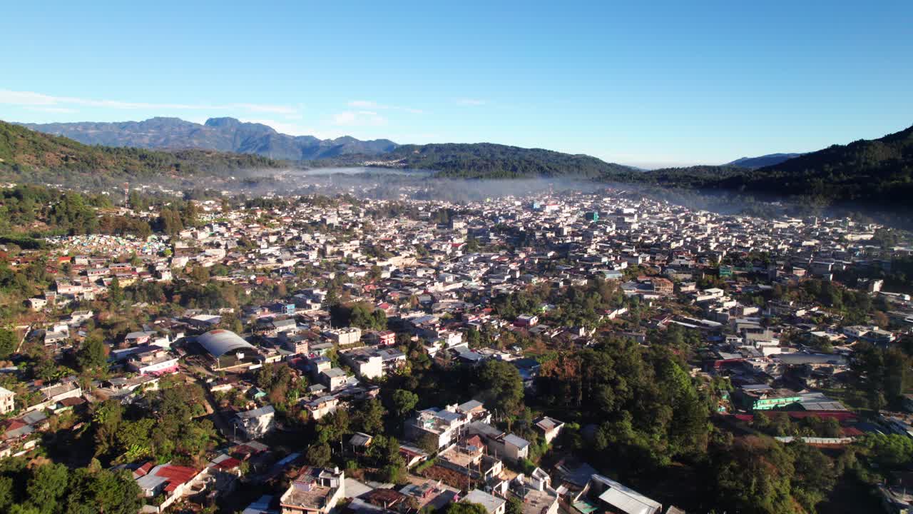Letecký záběr dronem na Nebaj, Guatemala, 4K