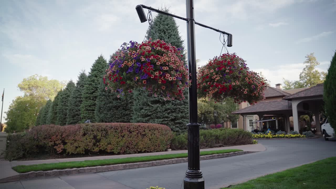 크레인은 리조트에서 아름다운 조경의 와이드 샷을 안정시켰습니다.