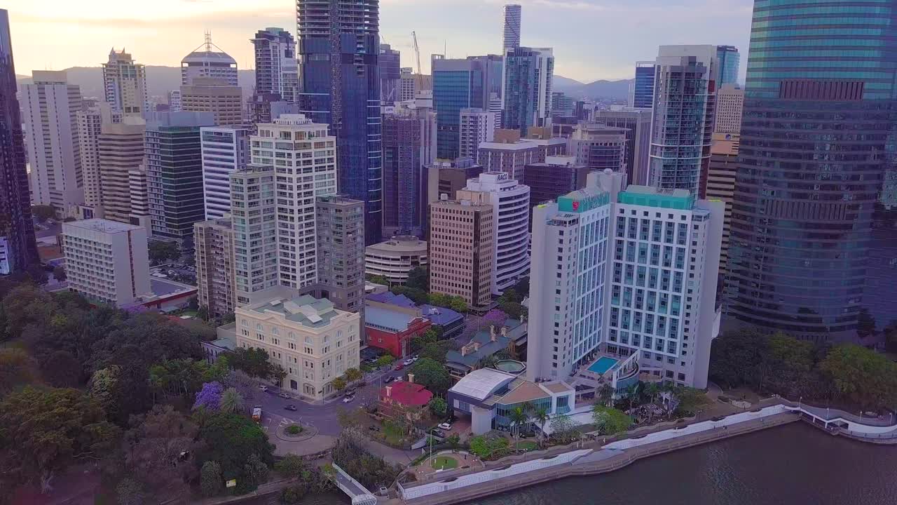 해질녘 도심의 강가에 있는 높은 건물들의 조감도