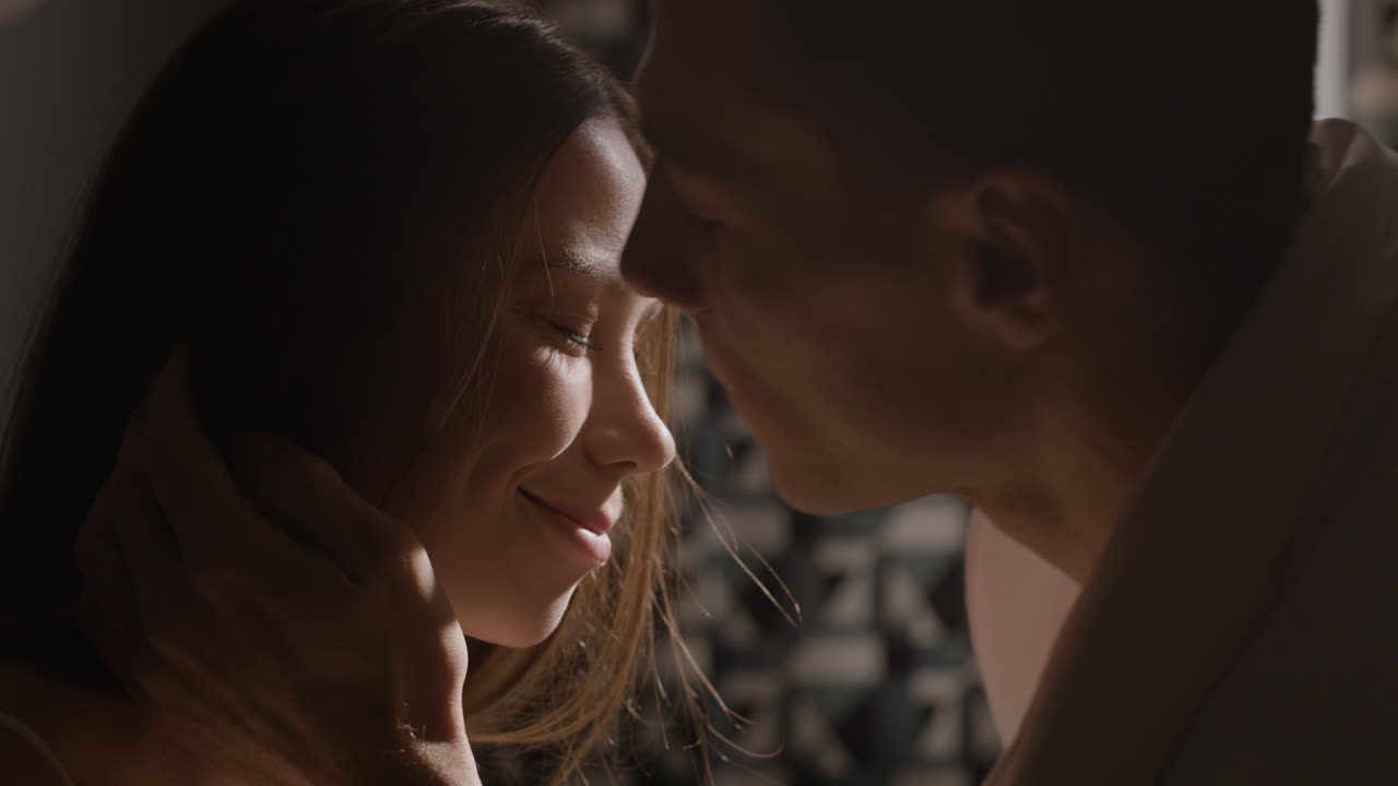 가까운 포옹에 있는 커플