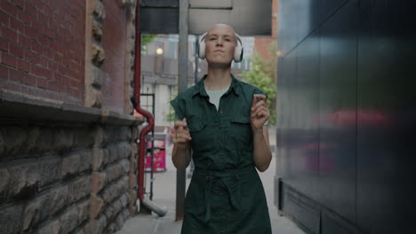 woman dancing in an urban alley