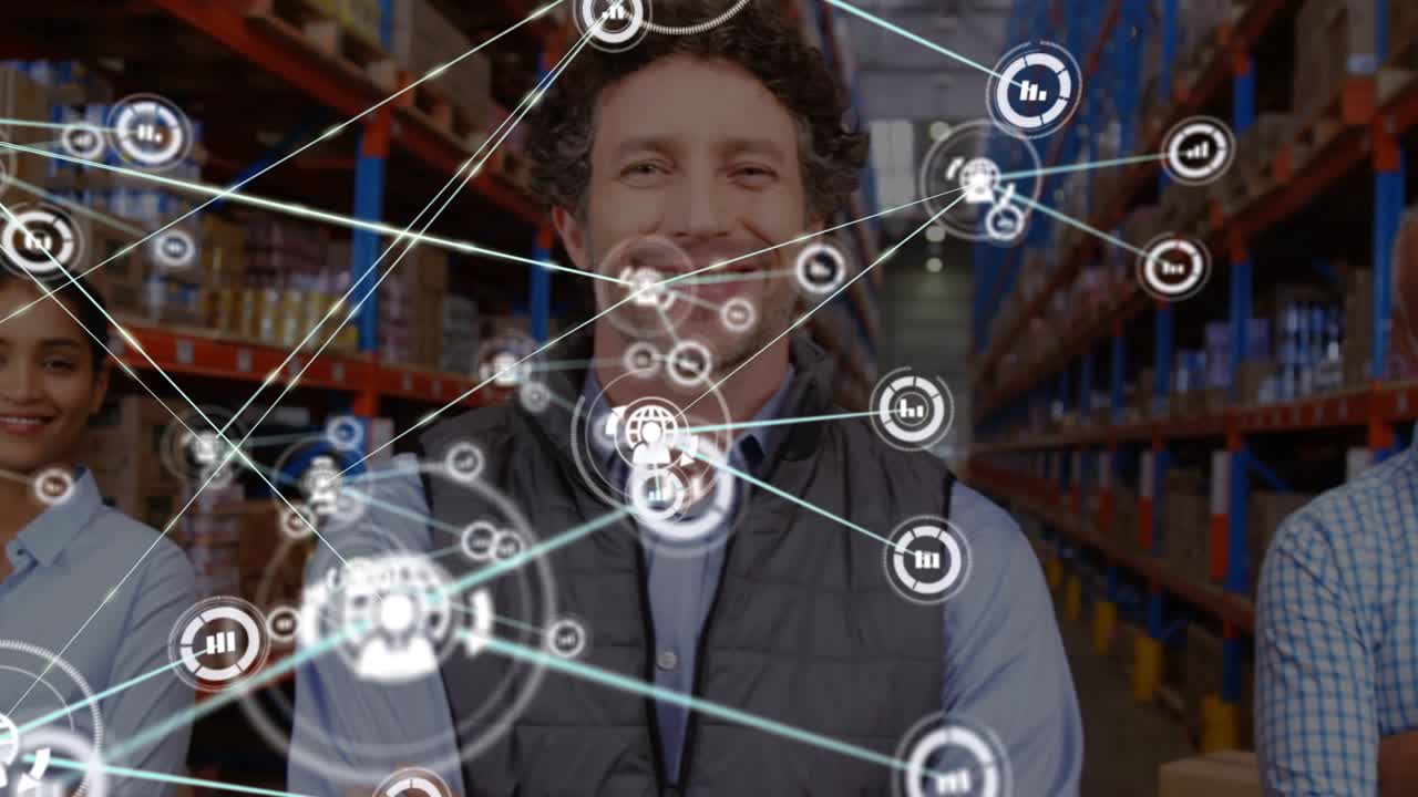 Animazione di una rete di connessioni con icone su diverse persone in un magazzino.