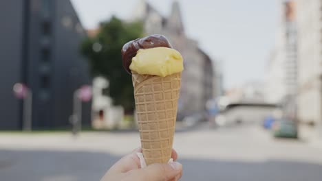 helado de cono derretido en las calles urbanas de riga