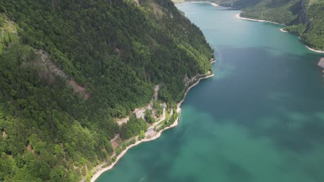 seefluss mit seinen schmalen ufern und der straße, die neben ihm verläuft