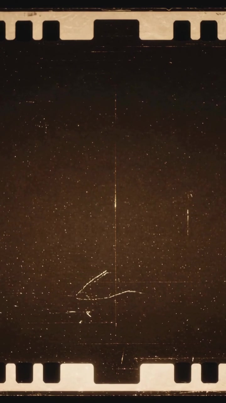 Video verticale: Scanner che si avvia, scansiona una striscia da 35mm sul piano dello scanner, archiviando perforazioni e polvere.