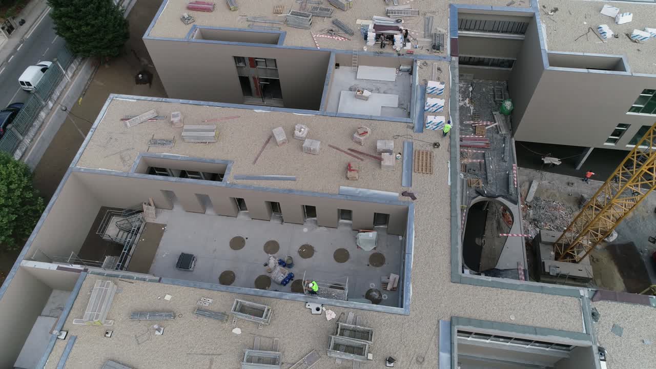 construcción de un nuevo edificio. trabajadores de la construcción en el techo