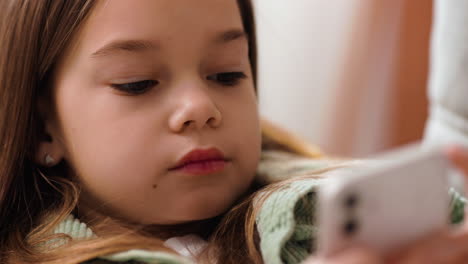 niña pequeña en casa.