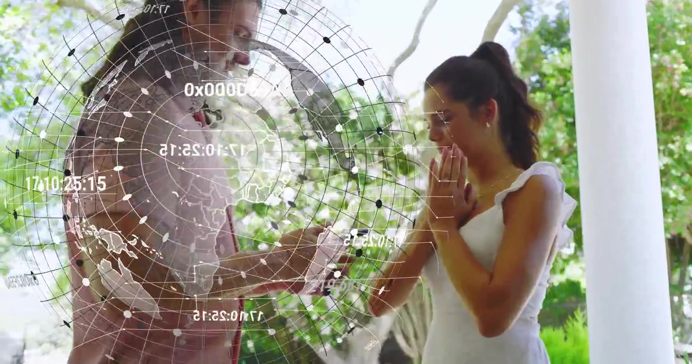 Coppia che sale sul portico, donna che indica lo smartphone e mostra una demo tecnologica con un globo di dati rotante