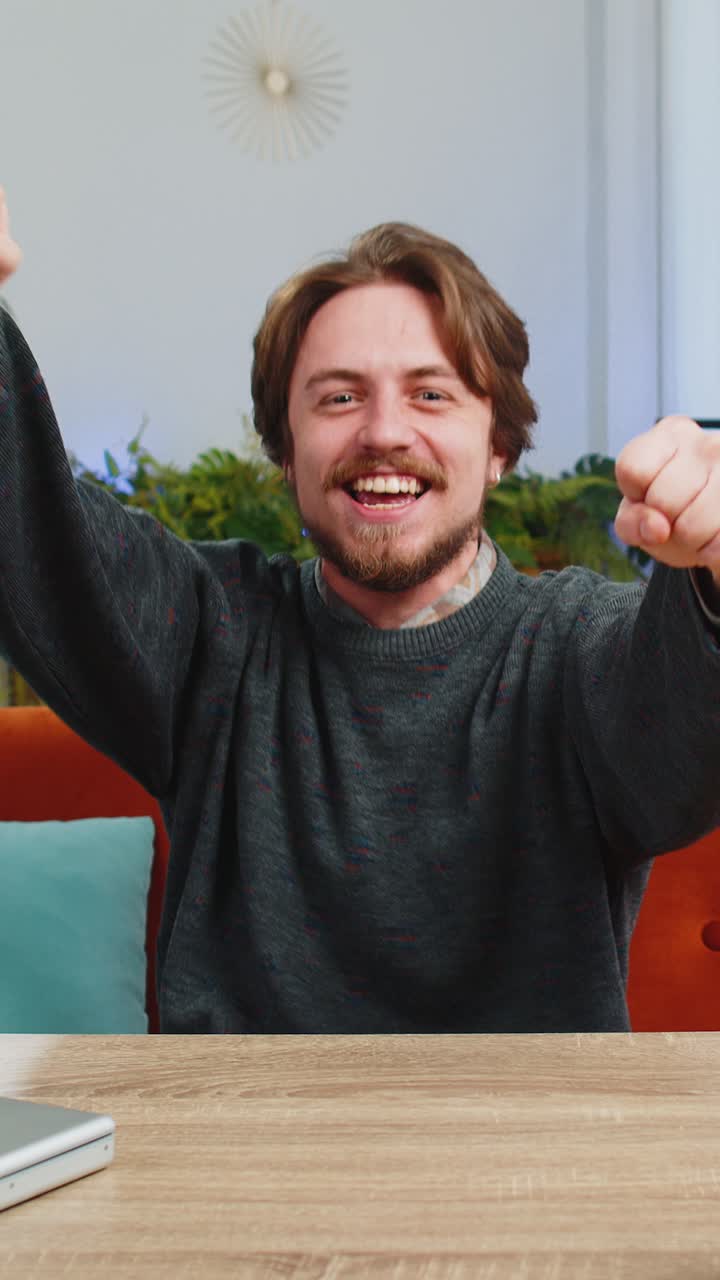 feliz emocionado hombre caucásico sorprendido conmocionado por la repentina victoria buenas noticias de victoria celebrar reacción wow