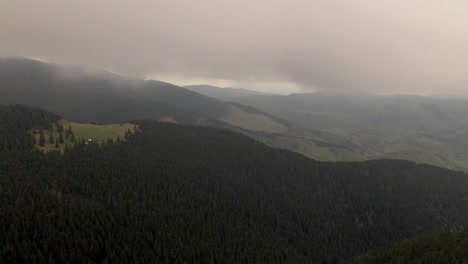 4K-Luftaufnahme-Des-Morgens-Im-Parang-Berg,-Der-In-Smogwolken-Fliegt