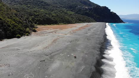 El-Dron-Vuela-Lentamente-Revelando-El-Pueblo-De-Nonza-Sobre-La-Playa-De-Nonza