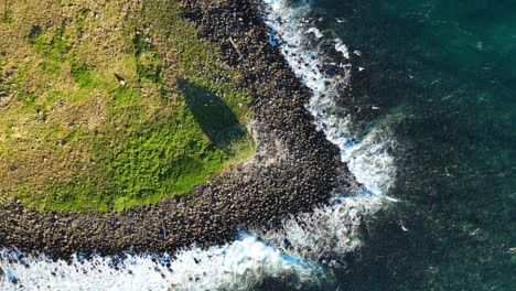 vista de pájaro de la costa rocosa de la isla cook en nueva gales del sur, australia