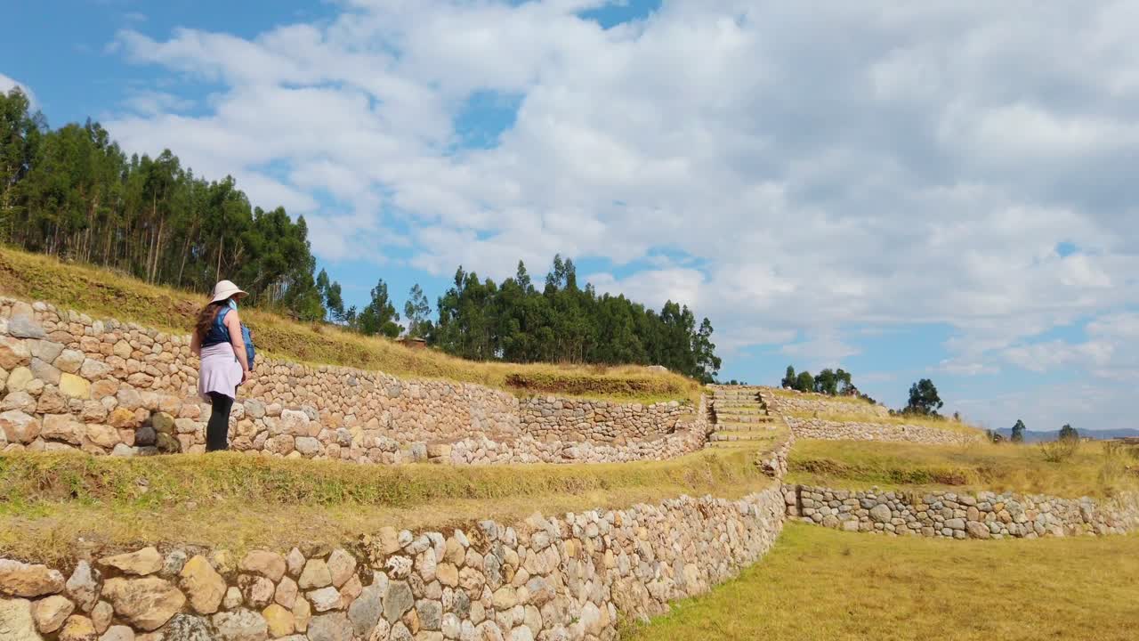 Turista in visita all'affascinante sito archeologico Inca di Inkilltambo