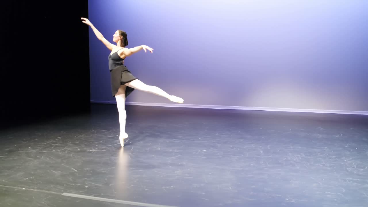 bailarina de ballet bailando en el escenario 4k