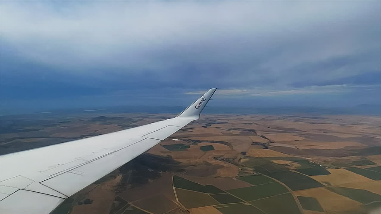 vuelo del ala del avión timelapse volando de johannesburgo a ciudad del cabo sudáfrica cemair airlink south african airways tormentas eléctricas nubladas vista del aterrizaje en el aeropuerto internacional de table mountain