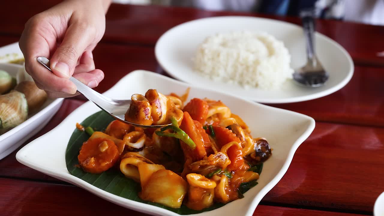 맛있는 태국 해산물 요리를 맛보고 있습니다.