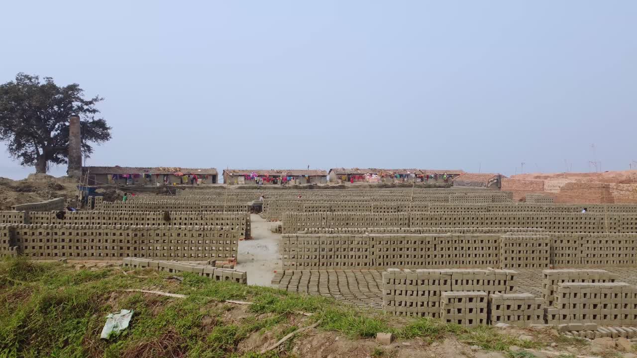 la industria del ladrillo se desarrolló alrededor del suelo aluvial a lo largo del río ganga
